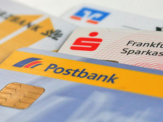 EC-Karten verschiedener Banken. Künftig sollen die Gebühren für ein Girokonto übersichtlicher einsehbar sein. Foto: Tobias Kleinschmidt