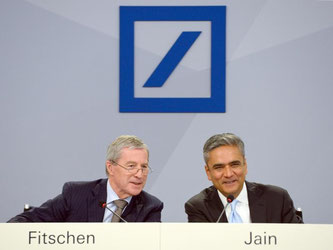 Die beiden Co-Vorstandsvorsitzenden der Deutschen Bank, Fitschen (l) und Jain wollen weiter sparen. Foto: Boris Roessler/Archiv