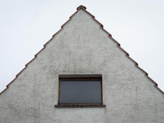 Blick auf das Fenster des Hauses in Höxter-Bosseborn. Hier soll das Paar seine Opfer misshandelt haben. Foto: Friso Gentsch