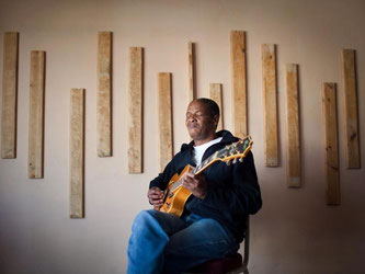 Auf den Jazz-Safaris in Kapstadt geht es um die Suche nach einem besonderen Sound, der das musikalische Leben am Kap der Guten Hoffnung geprägt hat. Auch die Jazzgröße Mac Mckenzie lädt zu Sessions nach Hause ein. Foto: Jazz Safari/Jesse Nedier