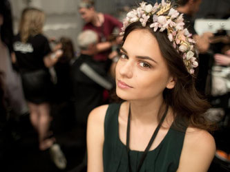 Haarschmuck für junge Frauen liegt im Trend. Je nach Anlass kann man ihn eher festlich mit Diademen oder eher folkloristisch mit Blumen gestalten. Foto: Jörg Carstensen