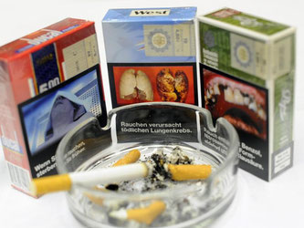 Raucher in Deutschland müssen sich auf Schockfotos und größere Warnhinweise auf Zigarettenschachteln einstellen. Foto: Jonas Güttler/Illustration