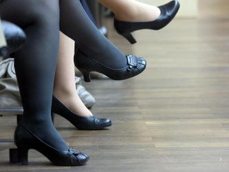 Frauen mit kräftigen Beinen sollten Schuhe mit einer tief ausgeschnittenen Front wählen, so dass Wade, Fessel und Spann sichtbar sind. Foto: Stephanie Pilick