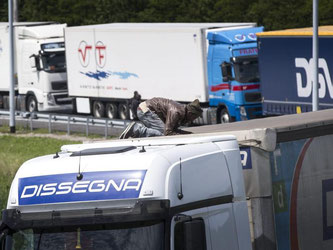 Situation in Calais: Die Lage am Eurotunnel hat sich zugespitzt, weil viele Flüchtlinge versuchten, auf die Laster zu kommen und so durch den Tunnel nach Großbritannien zu gelangen. Foto: Etienne Laurent
