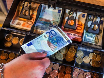 Die Konsumlust der Deutschen ist ungebrochen - und im Einzelhandel klingeln weiter die Kassen. Foto: Jens Büttner/Symbolbild