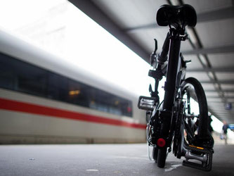 Immer häufiger wird bei Bahnreisen das Fahrrad mitgenommen. Foto: Rolf Vennenbernd