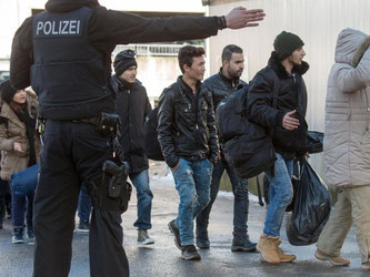 Flüchtlinge auf dem Passauer Bahnhof. Die Spitzen von Union und SPD ringen weiter um eine Lösung. Foto: Armin Weigel