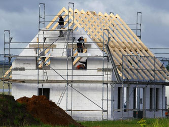 Ob der Hausbau gut gelingt, hängt besonders von der Wahl der richtigen Baufirma ab. Foto: Jens Büttner