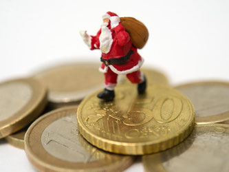 Ende des Jahres können sich viele Arbeitnehmer über Weihnachtsgeld freuen. Wer es noch nicht für Geschenke verplant hat, kann es auch gewinnbringend investieren. Foto: Andrea Warnecke