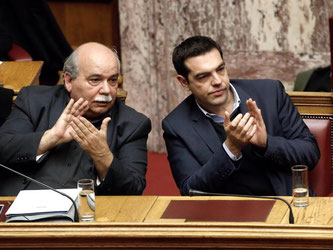 Der griechische Premierminister Tsipras (r.) neben seinem Innenminister Nikos Voutsis im Athener Parlament. Foto: Yannis Kolesidis