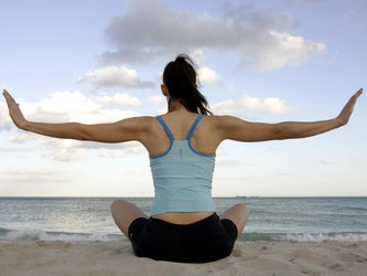 Yoga am Strand - das ist bei einem stressigen Berufsleben das richtige Gegenprogramm. Foto: Gero Breloer