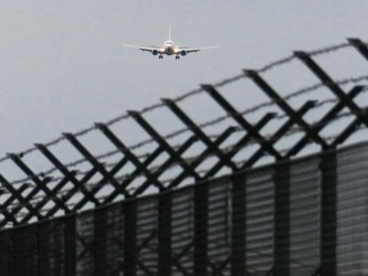 Flugzeug im Landeanflug auf den Hauptstadtflughafen BER. Von hier starten und landen derzeit alle Flüge vom Flughafen Schönefeld. Foto: Soeren Stache