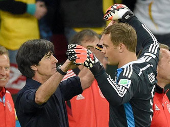 Bundestrainer Joachim Löw (l) hofft, dass DFB-Keeper Manuel Neuer Weltfußballer wird. Foto: Marcus Brandt