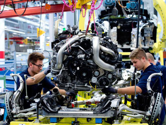 Auch wenn einige bereits das Elektrozeitalter ausgerufen haben: Der klassische Verbrennungsmotor ist immer noch das Herzstück des Automobilbaus, wie hier bei Mercedes in Sindelfingen bei der Montage einer S-Klasse. Foto: Sebastian Kahnert