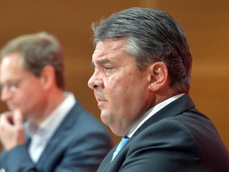 SPD-Vorsitzender und Bundeswirtschaftminister Sigmar Gabriel (r) und Berlins Regierender Bürgermeister Michael Müller (SPD) nehmen an einer Pressekonferenz nach einem Parteikovent teil. Foto: Maurizio Gambarini