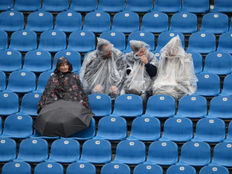Eisern harren ein paar Tennisfans im Regen aus. Foto: Andreas Gebert