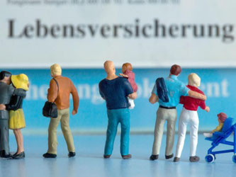 Für Familien, die im Todesfall eine Absicherung für die Hinterbliebenen wünschen, kann sich eine Risiko-Lebensversicherung auszahlen. Foto: Jens Büttner