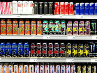 Für Jugendliche bald nicht mehr zu haben? Die SPD will den verkauf von Energy Drinks an Jugendliche verbieten. Foto: Sebastian Kahnert/Archiv