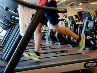 In 8332 Fitnessstudios in Deutschland trainieren rund 9,46 Millionen Mitglieder. Foto: Britta Pedersen/Archiv