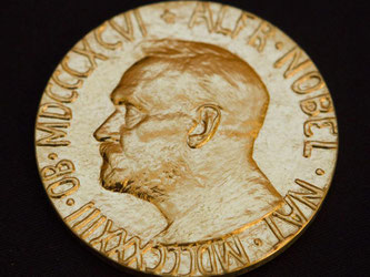 Eine undatierte Aufnahme zeigt die Vorderseite der Medaille des Friedensnobelpreises, die 1902 von dem norwegischen Künstler Gustav Vigeland enworfen wurde. Foto: Berit Roald/Archiv