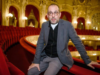 Barrie Kosky in Berlin im Zuschauersaal der Komischen Oper. Foto: Clemens Bilan