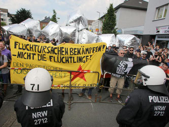 An einem bürgerlichen Protestmarsch beteiligten sich rund 2500 Menschen. Foto: Roland Weihrauch