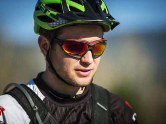 Für mehr Sicherheit auf dem Rad sorgt nicht nur der Helm, sondern auch die richtige Sportbrille. foto: Adidas Eyewear/Markus Greber