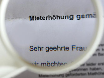 Auch bei einem Eigentümerwechsel müssen Mieter einer zuvor angekündigten Mieterhöhung zustimmen - vorausgesetzt, das Verlangen wurde korrekt gestellt. Foto: Jens Kalaene