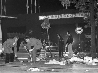 Ein Opfer wird vom Ort des Anschlags am Eingang des Oktoberfestgeländes gebracht. Insgesamt hatten dreizehn Menschen ihr Leben verloren. Foto: Frank Leonhardt / Archiv