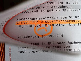 Auf einem Kontoauszug sind die Zinsen für den Dispositionskredit markiert. Foto: Jens Kalaene