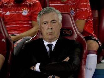 Mit versteinerter Miene verfolgt Bayern-Trainer Carlo Ancelotti das Spiel seiner Mannschaft bei Atlético Madrid. Foto: Ballesteros