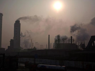 Dichter Rauch hängt im chinesischen Qianjiang über einer Industrieanlage der Chemieindustrie. Foto: How Hwee Young