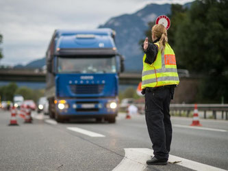 Schweden, Frankreich, Deutschland und Österreich hatten Ausnahmen vom Schengen-Abkommen beantragt, um Flüchtlinge an den Grenzen zu kontrollieren. Foto: Matthias Balk/Archiv