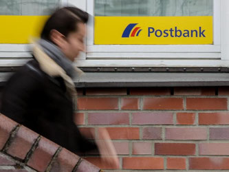 Verdi fordert für die 9000 Postbank-Mitarbeiter eine Verlängerung des Kündigungsschutzes bis 2020. Foto: Axel Heimken/Archiv
