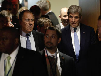 Russlands Außenminister Lawrow zusammen mit seinem US-Amtskollegen John Kerry im UN-Hauptquartier in New York. Foto: Peter Foley