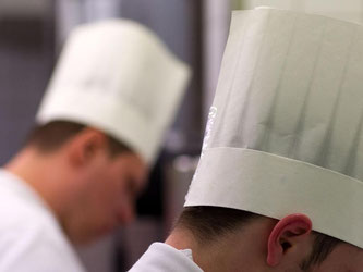 Immer weniger junge Menschen haben den Berufswunsch Koch. Foto: Jens Büttner