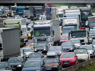 Fast eine halbe Million Mal stand der Verkehr auf Deutschlands Autobahnen laut ADAC im vergangenen Jahr still - ein neuer Rekord. Foto: Rolf Vennenbernd/Archiv