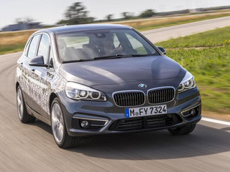 Sparsam unterwegs: Als Plug-in-Hybrid soll der BMW 2er Active Tourer weniger als zwei Liter verbrauchen. Foto: BMW/ Tom Kirkpatrick