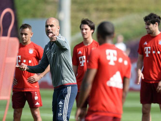 Coach Pep Guardiola war auf dem Trainingsplatz voll in seinem Element. Foto: Andreas Gebert