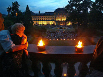Besucher der "Nachtmusik" des Mozartfestes lauschen der Musik. Foto: Karl-Josef Hildenbrand/Archiv