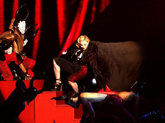 Tänzer zupfen am Cape und Madonna verliert die Balance. Der Sturz der Pop-Queen bei den Brit Awards ist Gott sei Dank glimpflich verlaufen. Foto: Yui Mok