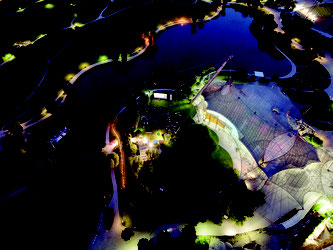 EIn Blick aus der Vogelperspektive auf das Kino und den beleuchteten Olympiapark (Foto: Kino am Olympiasee)