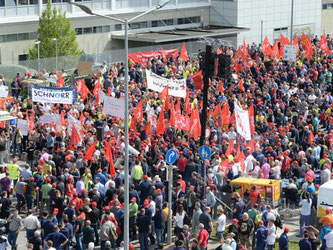 Demonstranten während eines Warnstreiks vor dem Mercedes-Benz Werk in Sindelfingen. Foto: Franziska Kraufmann