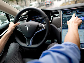 Cockpit eines Tesla Model S: In Deutschland hat sich die Skepsis gegenüber selbstfahrenden Autos nach dem tödlichen Unfall eines Tesla-Fahrers in den USA vor wenigen Wochen etwas erhöht. Foto: Sven Hoppe/Illustration