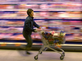 Laut einer Umfrage der Unternehmensberatung PwC wollen 87 Prozent der Deutschen genau wissen, wo die Produkte herkommen, die sie kaufen und wie sie hergestellt werden. Foto: Peer Grimm/Symbolbild/Archiv