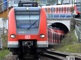 Eine S-Bahn fährt in München aus einem Tunnel. Foto: Frank Leonhardt/Archiv