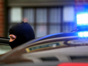 Anspannung in Alsdorf: Der Polizeieinsatz stand im Zusammenhang mit den Terroranschlägen von Paris. Foto: Oliver Berg