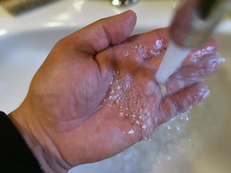 Wer in eine Handwaschlauge gefasst hat, sollte hinterher unbedingt klares Wasser zum Abspülen nutzen. Foto: Ralf Hirschberger
