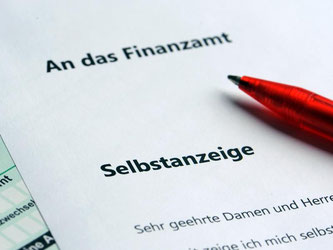 Bei den deutschen Finanzbehörden gehen weiter Hunderte Selbstanzeigen von Steuerhinterziehern ein. Foto: Armin Weigel