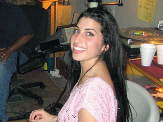 Eine seltene Aufnahme: Amy Winehouse als fröhlicher Teenager, fotografiert von ihrem langjährigen Jugendfreund Nick Shymansky. Foto: PROKINO Filmverleih